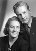 Fotografi på man och kvinna. 18 november 1944. Herr Arne Graden, Udden, Forsbacka. Fotografiet sändes till fröken Johansson i Konsum, Forsbacka.