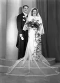 Brudparet Erik Kristensson, Hillringsberg. Fotografiet sändes till , Nya Lärarbostaden, Glava. 19 november 1944.