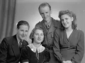 Ungdomarna Lundin, Ruddammsgatan 50, Gävle.        26 november 1944.