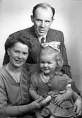 Herr Folke Östling med fru och dotter. 3 december 1944.