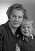 Fru Dagmar Olsson och son, Södra Fiskargatan 8 B, Gävle. 9 december 1944.