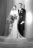 Brudparet Bo Cederlöf, Arbetshusgatan 58, Gävle. 26 december 1944.