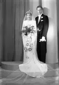 Brudparet Åke Vallberg, Centralgatan 32, Hofors.          30 december 1944.