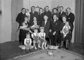 Grupporträtt. Fabrikör Leon Rybom, Runebergsvägen 16, Gävle. 5 januari 1945.