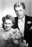 Brudparet Roland Broman. 6 januari 1945. Fotografierna sändes till Östersund.