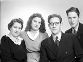 Familjeporträtt, B.H. Carlsson, vaktmästare på fattigvården. 21 januari 1945.