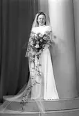Brudparet Birger Andersson, Sjunde Tvärgatan 47, Gävle. 27 januari 1945.