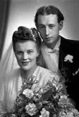 Brudparet Wernmark, Asmundsgatan 12, kvarter Poppeln, Gävle. 24 mars 1945.
