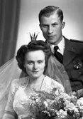 Brudparet Folke Alnevik, Kaserngatan 37, Gävle. 19 maj 1945.