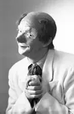 Porträtt av en man utklädd till clown; Roger Tarrier, Södra Fältskärsgatan 7, Gävle. 13 juni 1945.
