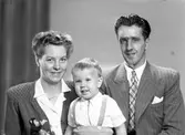 Familjeporträtt. Herr H. Enberg, Valbogatan 18, Gävle. 22 juni 1945.
