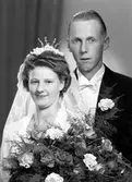 Brudparet Lennart Johansson, Box 260, Norra Valbo. 23 juni 1945.