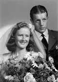 Brudparet Sture Olander, Holmsundsgatan 6, Gävle. 21 juli 1945.