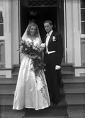 Brudparet Tamm. Augusti 1945. Sändes till fru Ulla Tamm, Tomträttsvägen 27, Hägersten, Stockholm 32.
