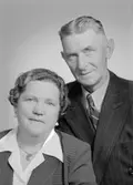 Herr och fru Hans Olov Sandberg, Gåsholma, Axmarby. 4 september 1945.