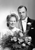 Brudparet Eric Hedblom, Hertig Carls väg 43 A, Södertälje. 29 september 1945.