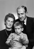 Familjeporträtt. Advokat Leon Stålberg, Drottninggatan 16, Gävle. 13 oktober 1945.