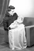 Baby i dopklänning i hemmet.  18 oktober 1945. Fru Ella Kaharpea, Östra Islandsgatan 7, Gävle.