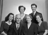 Familjeporträtt. 4 november 1945. Överpostiljon Wiman, Gävle.
