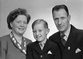 Familjen Georg Eriksson, Brunnsgatan 49, Gävle. 20 november 1945.