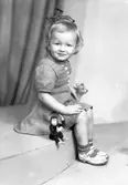 Liten dotter till komminister Birger Smide, Prästgården, Skutskär. 5 december 1945.