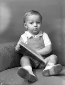Den yngre sonen Åhlenius, 5 december 1945. Fru G. Åhlenius, Valbo.