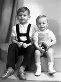 Båda sönerna Åhlenius, 5 december 1945. Fru G. Åhlenius, Valbo.