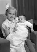Två barn, 6 december 1945. Fru Aina Westling, Norra Kansligatan 4, Gävle.