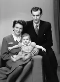 Herr och fru Bertil Lidholm med dotter som är 7 månader gammal. 6 december 1945.