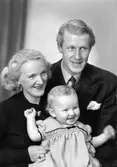 Familjeporträtt, man och hustru med dotter, 10 december 1945. Herr Kock.