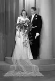 Brudparet Åke Brolund och Brita Brolund (f. Malm), Sofiagatan 3, Gävle. 15 december 1945.