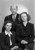 Familjefotografi, 16 december 1945. Herr Ruben Elfström. Medora, Skutskär.