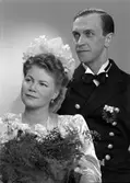 Brudpar Eric Schönning, Stockholm. 16 december 1945. Sändes till fru S. Åkersson, Norra Strandgatan 21, Gävle.