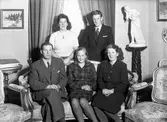 Gruppporträtt familjen Lönegren, 1946.