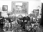 Jubilar tagit i hemmet, 3 februari 1946. Försäljningschef H. Lundqvist, Strömsbro.