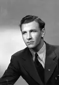 Passfoto av herr Sven Ahrnegren, Hattmakargatan 55, Gävle. 1 mars 1946.