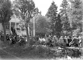 I.O.G.T:s sommarhem Lindesberg på Norrlandet, Gävle. Invigning den 30 juni 1940. Ägt av G.G.I.K. Godtemplarordens flagga är hissad. En mötesplats för ungdomar under krigsåren då Sverige var stängt. Det var fester, lekar, bad och dans på bryggan. Lindesberg låg vid viken mellan Frivy, Lervik och Kullsand. Revs när hamnen byggdes ut. Den som nu minns med glädje och tacksamhet dessa tider är nu 84-åriga Karin.
