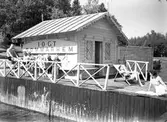 I.O.G.T:s sommarhem Lindesberg på Norrlandet, Gävle. Invigning den 30 juni 1940. Ägt av G.G.I.K. Godtemplarordens flagga är hissad. En mötesplats för ungdomar under krigsåren då Sverige var stängt. Det var fester, lekar, bad och dans på bryggan. Lindesberg låg vid viken mellan Frivy, Lervik och Kullsand. Revs när hamnen byggdes ut. Den som nu minns med glädje och tacksamhet dessa tider är nu 84-åriga Karin.
