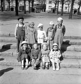 Rörbergsbarn, grupp tagna i Stenebergsparken. Maj 1951.