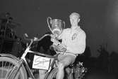 Belgaren Gaston Reif satte världsrekord på 3000 m på Strömvallen. Augustispelen 1952. Internationellt deltagande.