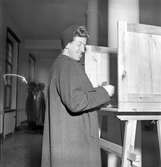 Från valdagen. Den 15 september 1946. Kvinna vid röstskärm