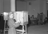 Från valdagen. Den 14 september 1946. Man vid röstskärm