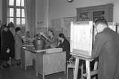 Från valdagen. Den 14 september 1946. Man vid röstskärm i röstlokalen