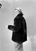 Pälsjacka med hatt. L. Haglund & Co, med varumärket Elhå. Grundades som en affär för mössor, hattar och pälsvaror av Lars Haglund 1872.
