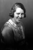 Ateljébild på en kvinna i halsband och klänning. Enligt Walter Olsons journal är bilden beställd av fröken Martha Larsson.