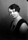 Ateljébild på en kvinna i halsband och klänning. Enligt Walter Olsons journal är bilden beställd av fröken S Svanfeldt.