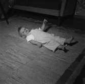 Rumsinteriör, ett litet barn.Sjunnesson