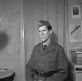 Interiör, en man i militäruniform.
Lindman