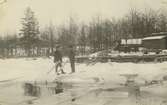 Upptagning av is i Alsterbro på 1920-talet. Isen packades sedan under tjocka lager sågspån och höll sig där till nästa vinter. Allt eftersom tog man fram och fyllde på i isskåpen så maten höll sig färsk.