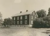 Huvudbyggningen.Tvåvånings hus, byggt 1868. Panelat och rödmålat.
Sexdelat plan. Äldre huset brunnet.